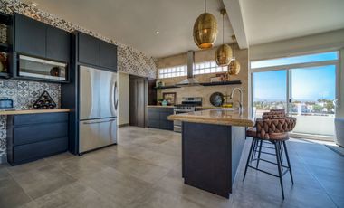 Villa con vista al oceano y a unos pasos de una extensa playa arenosa