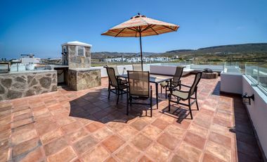 Villa con vista al oceano y a unos pasos de una extensa playa arenosa