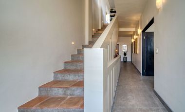 Villa con vista al oceano y a unos pasos de una extensa playa arenosa