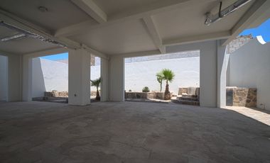 Villa con vista al oceano y a unos pasos de una extensa playa arenosa