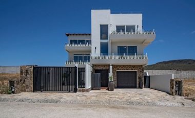 Villa con vista al oceano y a unos pasos de una extensa playa arenosa