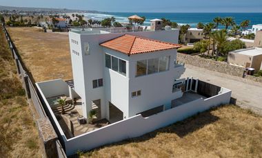Villa con vista al oceano y a unos pasos de una extensa playa arenosa