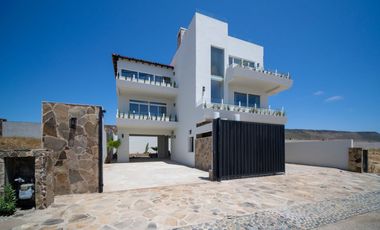Villa con vista al oceano y a unos pasos de una extensa playa arenosa