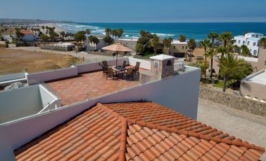Villa con vista al oceano y a unos pasos de una extensa playa arenosa