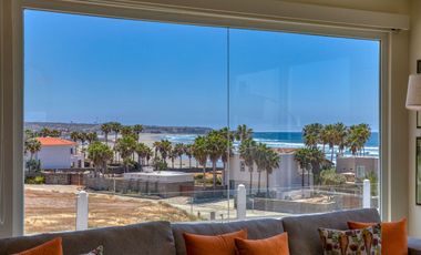 Villa con vista al oceano y a unos pasos de una extensa playa arenosa