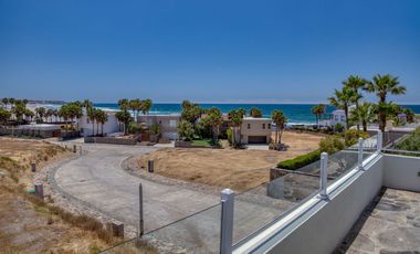 Villa con vista al oceano y a unos pasos de una extensa playa arenosa
