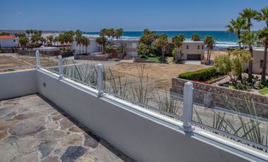Villa con vista al oceano y a unos pasos de una extensa playa arenosa
