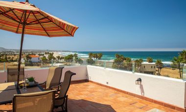 Villa con vista al oceano y a unos pasos de una extensa playa arenosa