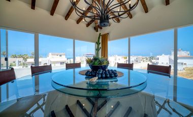 Villa con vista al oceano y a unos pasos de una extensa playa arenosa