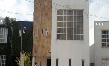 CASA EN PRIVADA EN BOSQUES DEL VENADO, MINERAL DE LA REFORMA.