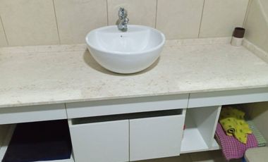En alquiler cómodo departamento amoblado de dos dormitorios en Puerto Santa Ana, edificio Bellini IV.
