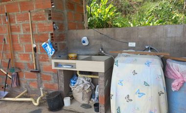 VENTA DE CASA CON SÓTANO Y TERRAZA EN BARBOSA ANTIOQUIA.