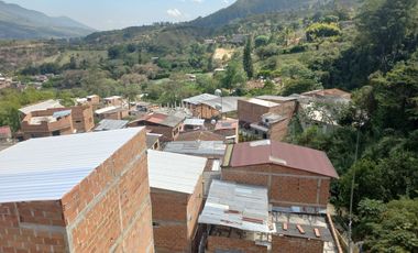 VENTA DE CASA CON SÓTANO Y TERRAZA EN BARBOSA ANTIOQUIA.
