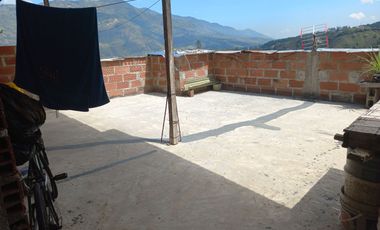 VENTA DE CASA CON SÓTANO Y TERRAZA EN BARBOSA ANTIOQUIA.
