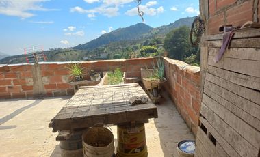 VENTA DE CASA CON SÓTANO Y TERRAZA EN BARBOSA ANTIOQUIA.