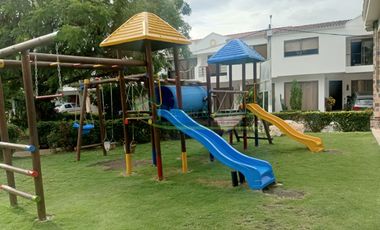 Vendemos hermosa casa de dos pisos y esquinera