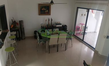 Vendemos hermosa casa de dos pisos y esquinera