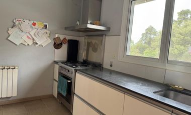 IMPORTANTE CASA DE 3 DORM +QUINCHO+PILETA Y SALON