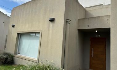 IMPORTANTE CASA DE 3 DORM +QUINCHO+PILETA Y SALON