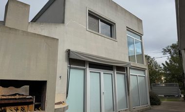 IMPORTANTE CASA DE 3 DORM +QUINCHO+PILETA Y SALON