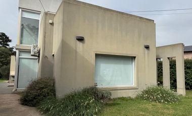 IMPORTANTE CASA DE 3 DORM +QUINCHO+PILETA Y SALON