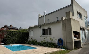 IMPORTANTE CASA DE 3 DORM +QUINCHO+PILETA Y SALON