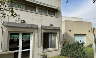 IMPORTANTE CASA DE 3 DORM +QUINCHO+PILETA Y SALON