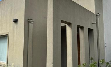 IMPORTANTE CASA DE 3 DORM +QUINCHO+PILETA Y SALON