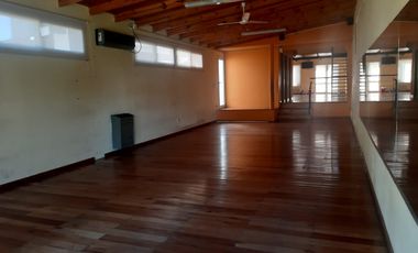 IMPORTANTE CASA DE 3 DORM +QUINCHO+PILETA Y SALON