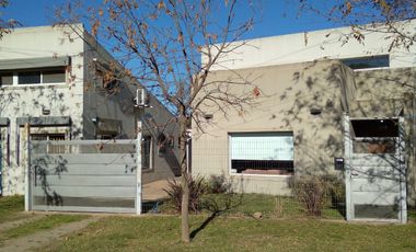 IMPORTANTE CASA DE 3 DORM +QUINCHO+PILETA Y SALON