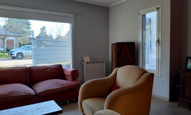IMPORTANTE CASA DE 3 DORM +QUINCHO+PILETA Y SALON
