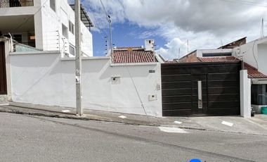 Casa en venta en sector Epoca a pocos metros de la Unidad de Policía y cerca del centro de la ciudad de Loja