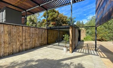 Parcelas de 20.000 m² en entorno natural, con 80% de avance en obras, reglamento de convivencia y bono de preventa en últimos días.