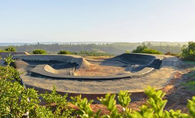 Parcelas de 20.000 m² en entorno natural, con 80% de avance en obras, reglamento de convivencia y bono de preventa en últimos días.