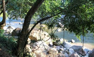 ¿Construir la casa de campo soñada? Quizás ahora solo buscas un lugar tranquilo junto al río para 'disfrutar' de la vida después de 'trabajar duro'.