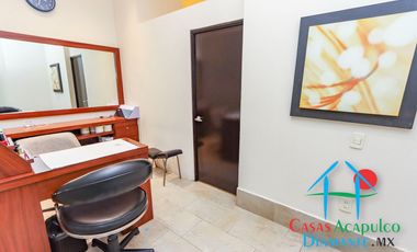 Departamento de playa en descuento por Otis. Para restaurar. Terraza con vista al mar