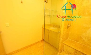 Departamento de playa en descuento por Otis. Para restaurar. Terraza con vista al mar