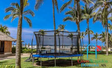 Departamento de playa en descuento por Otis. Para restaurar. Terraza con vista al mar