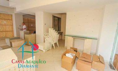Departamento de playa en descuento por Otis. Para restaurar. Terraza con vista al mar