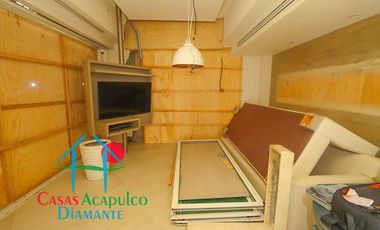 Departamento de playa en descuento por Otis. Para restaurar. Terraza con vista al mar