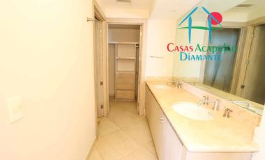 Departamento de playa en descuento por Otis. Para restaurar. Terraza con vista al mar