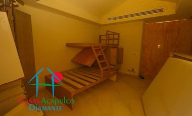 Departamento de playa en descuento por Otis. Para restaurar. Terraza con vista al mar
