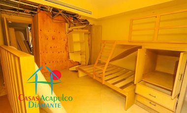 Departamento de playa en descuento por Otis. Para restaurar. Terraza con vista al mar