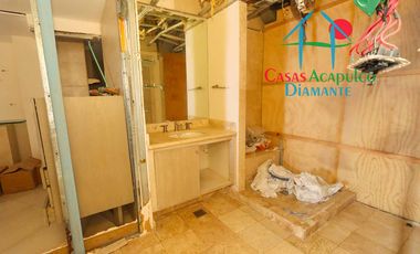 Departamento de playa en descuento por Otis. Para restaurar. Terraza con vista al mar