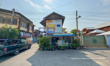 Single house for sale, in front of the morning market, in the middle of Phetchaburi city, on the corner of Main Road.