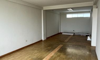 Local comercial con vista a la calle, en avenida principal en plena zona comercial de Chorrillos.