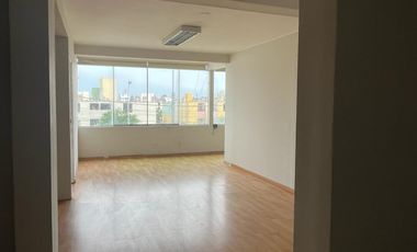 Local comercial con vista a la calle, en avenida principal en plena zona comercial de Chorrillos.