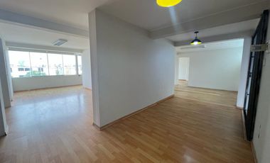 Local comercial con vista a la calle, en avenida principal en plena zona comercial de Chorrillos.