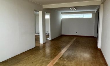 Local comercial con vista a la calle, en avenida principal en plena zona comercial de Chorrillos.