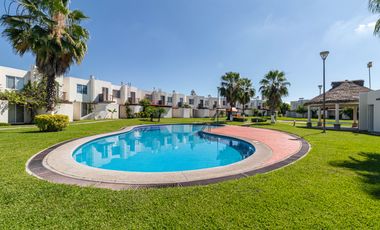 CASA EN VENTA DE 3 RECÁMARAS, ALBERCAS, CANCHAS DEPORTIVAS. UBICADA EN XOCHITEPEC, MORELOS.